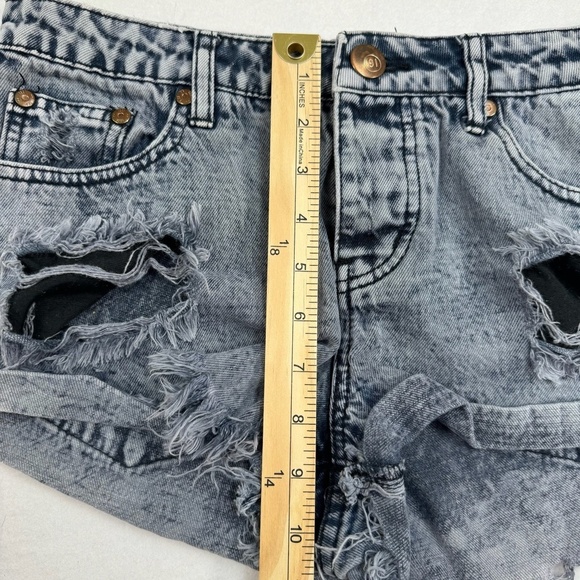 The Frayed Mid Rise Button Fly Jean Shorts Women SZ 4 Distressed Gray Wash Denim - Picture 7 of 11